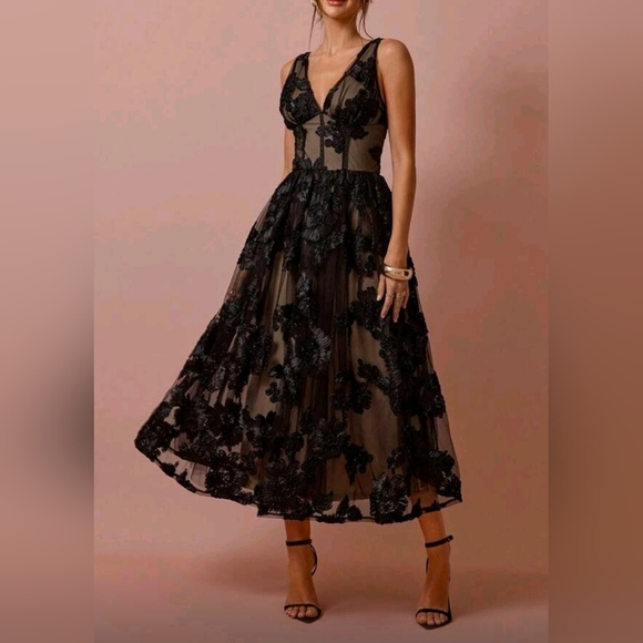 New Chic Floral Embroidered Applique Full Midi Dress Black Sleeveless - Picture 3 of 10